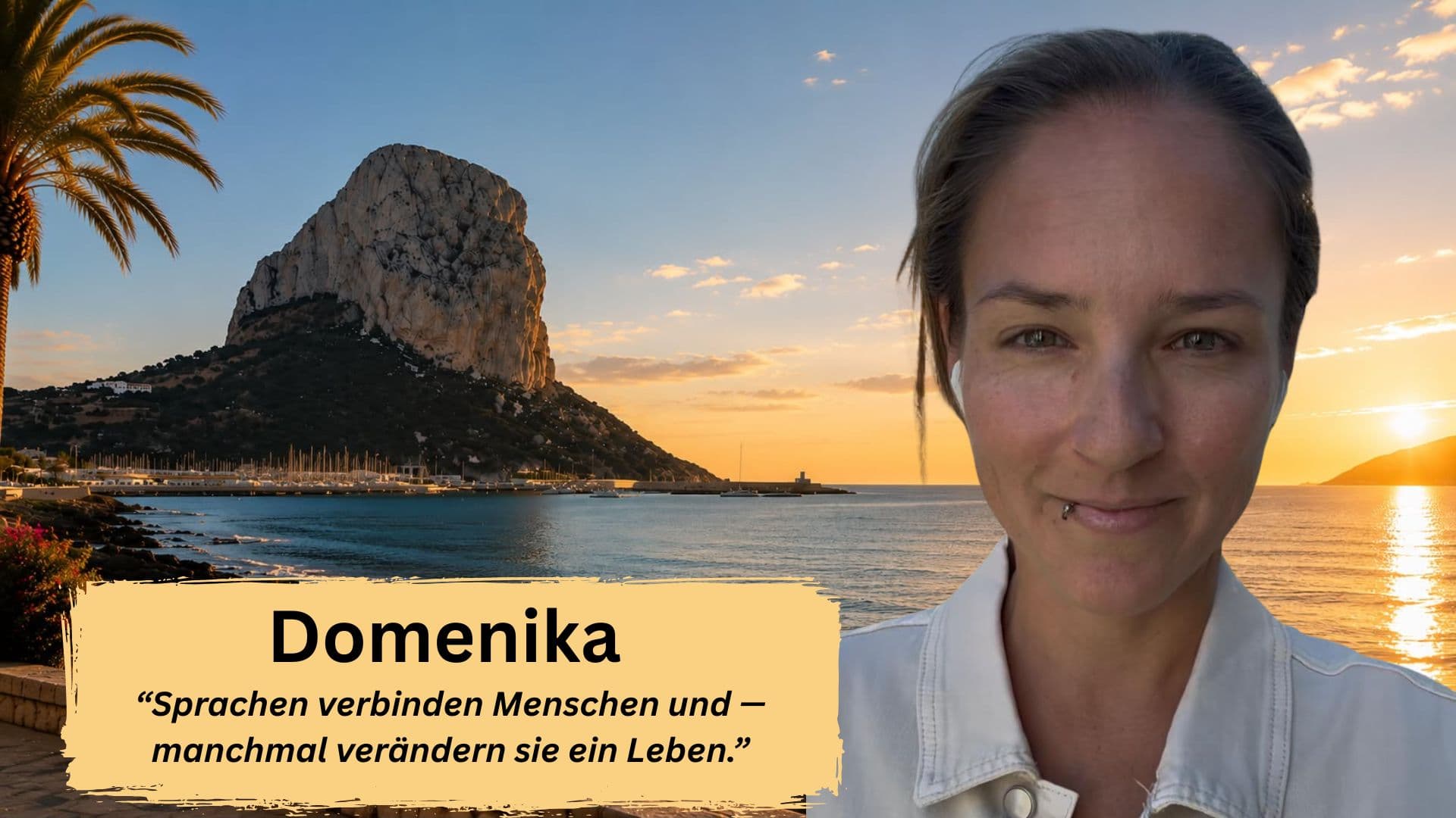 Domenika, Sprachlehrerin bei Costa Blanca Languages, vor dem Peñón de Ifach in Calpe bei Sonnenuntergang.